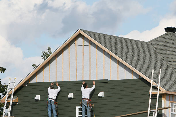 Professional Siding Contractor technician working in Jeffersonville, OH
